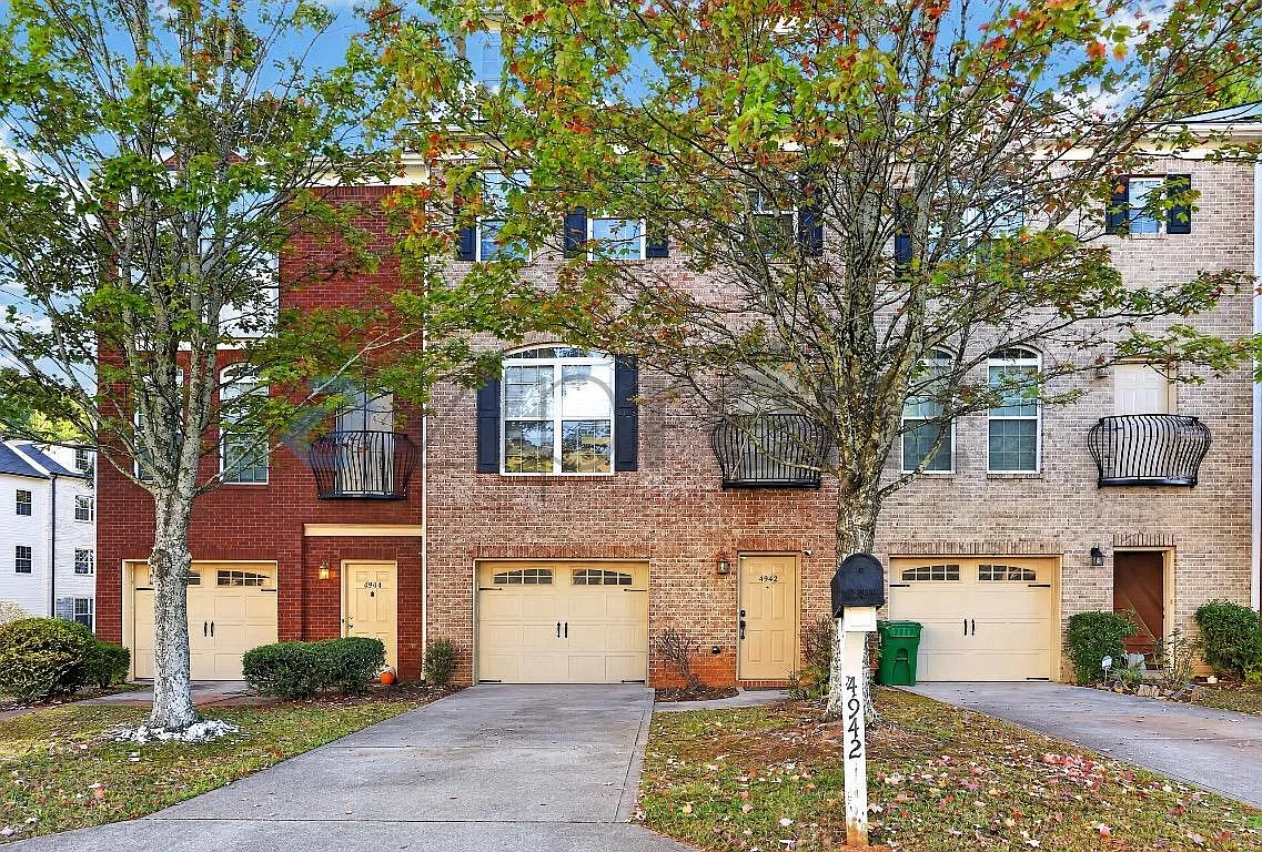 3 bed, 3.5 bath, 2215 sqft, $2,600 — Photo 1