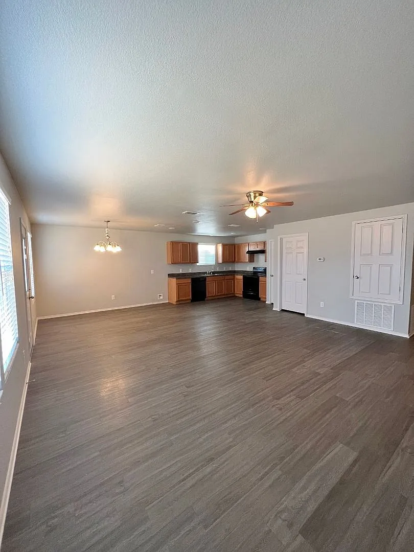 Adorable 3/2/2 in Eagle Mountain-Saginaw ISD For Rent! — Photo 2