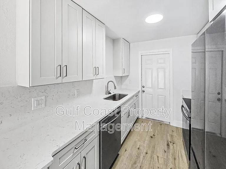 516 12th St W #A — Photo 3