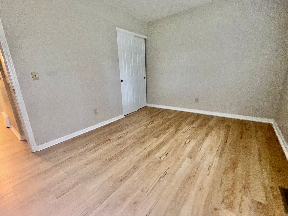 Spacious bedroom.