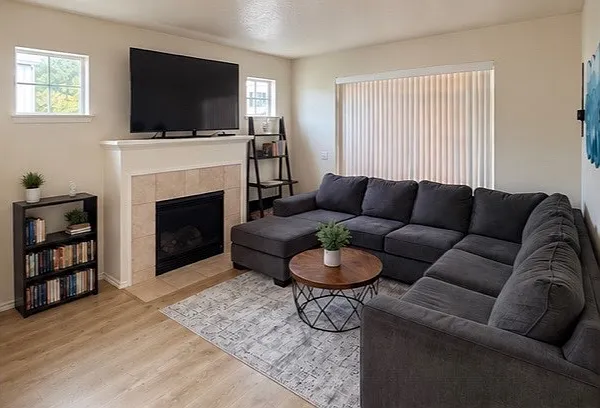 3 bed, 1568 sqft, $2,595 — Photo 2