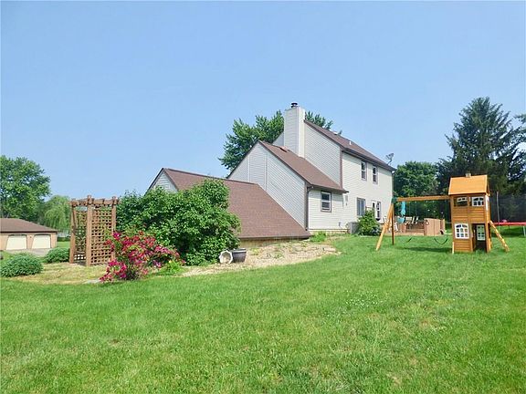 3rd image of 5995 Oak Hill Dr W