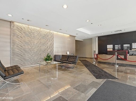 4th image of 1841 S Calumet Ave APT 1604