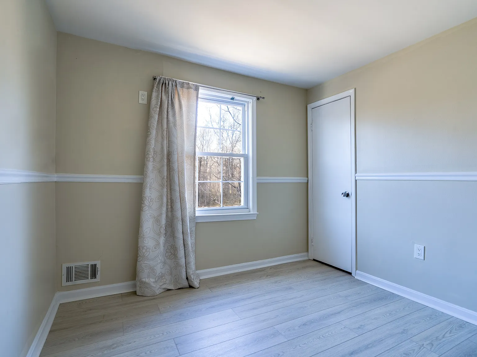 7913 Central Park Circle - Upper Level Room 1L — Photo 2
