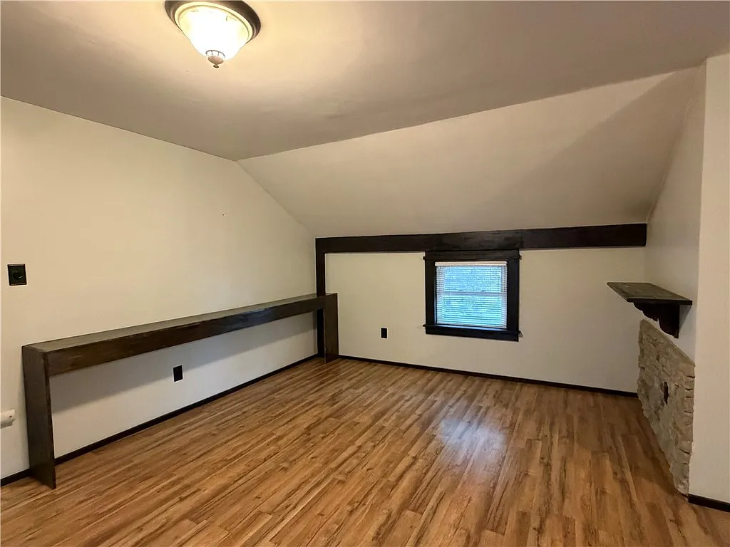 1 bed, 1.0 bath, 2031 sqft, $1,100 — Photo 3