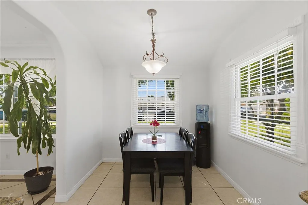 3 bed, 1376 sqft, $3,900 — Photo 4