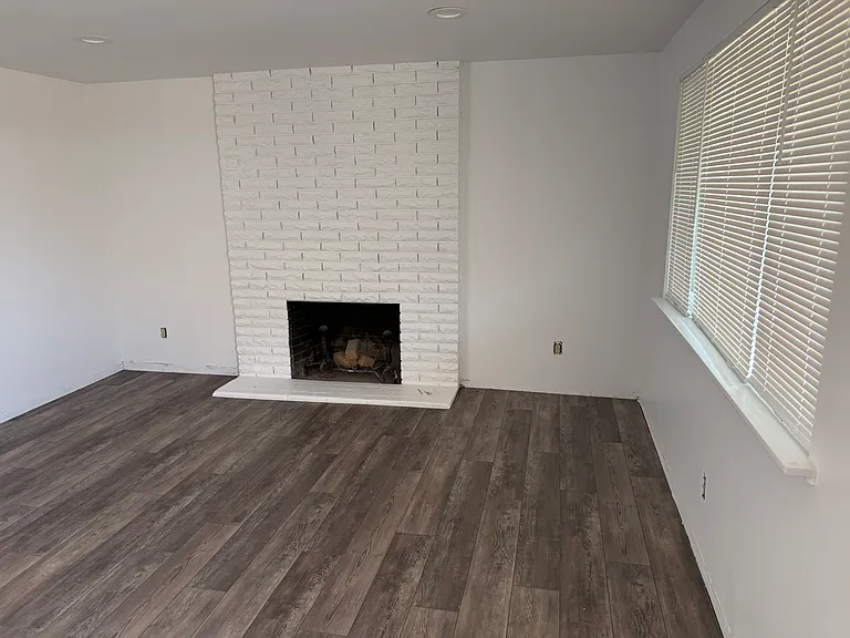 1080-1082 NE Cochran Dr #2 — Photo 5