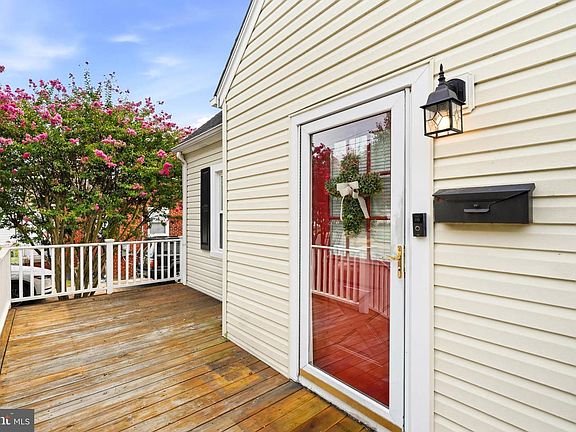3rd image of 924 Nichols Dr