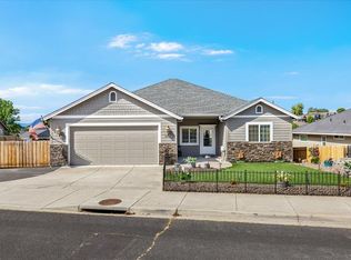 1174 Highlands Dr, Eagle Pt, OR 97524