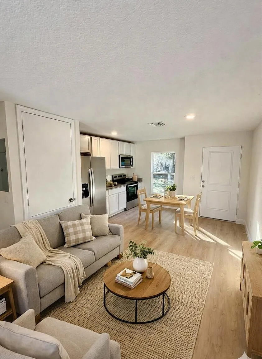 3 bed, 1.0 bath, 879 sqft, $2,660 — Photo 2
