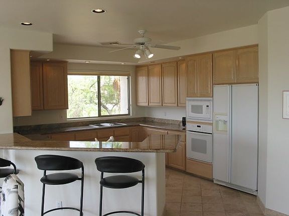 Spacious kitchen w/Solid granite Countertops