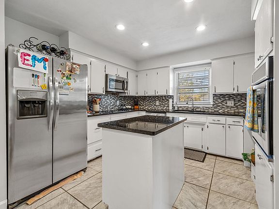 3rd image of 142 Woodhaven Dr