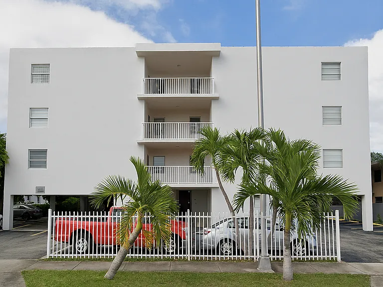 1095 W 77 St Hialeah, FL 33014 — Photo 12