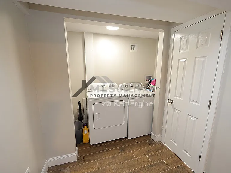 411 N Maple St — Photo 16