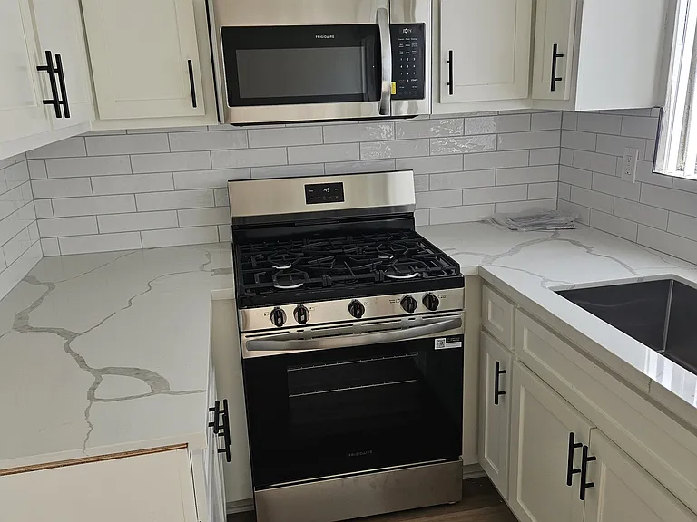 222 E South St #3 — Photo 2