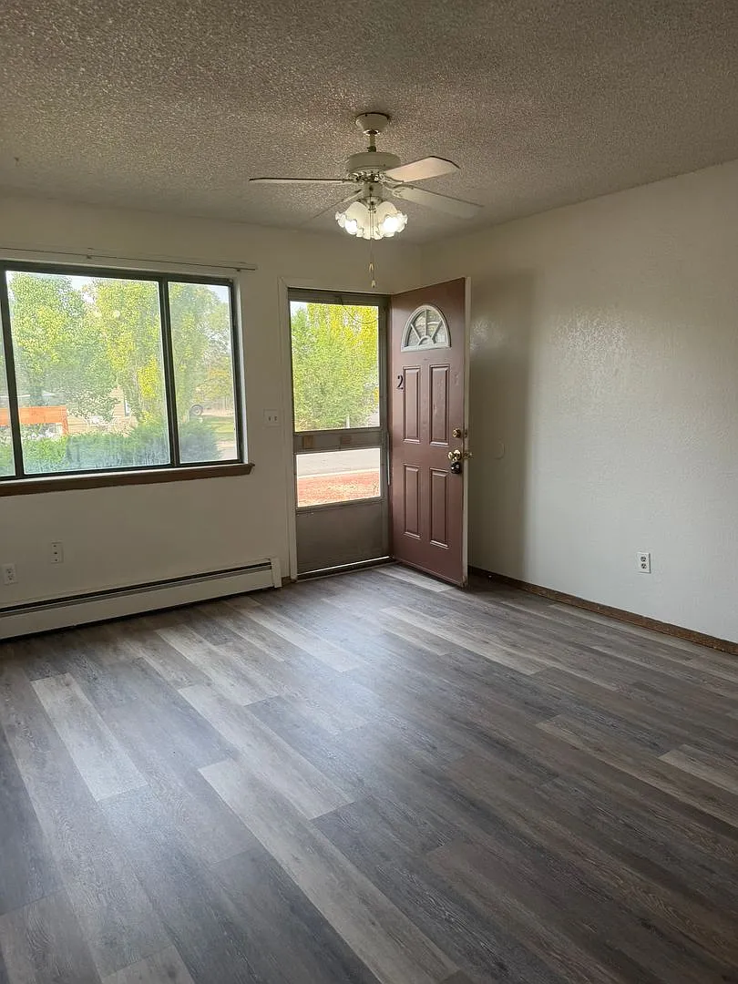 462 Topaz Dr — Photo 3