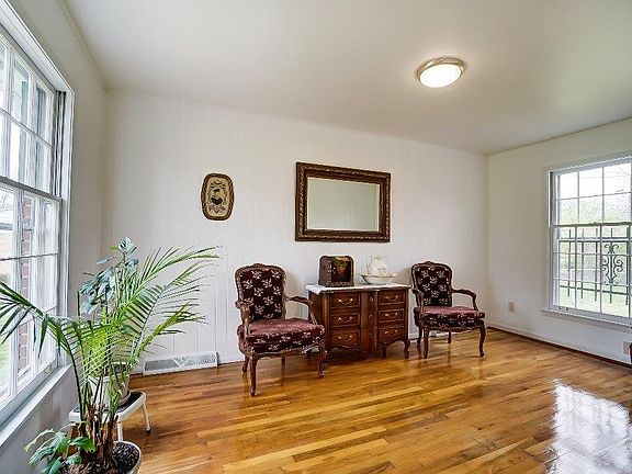 3rd image of 8176 Shadybrook Dr