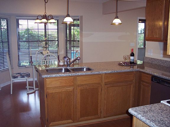 Eat In Kitchen w/ Breakfast Bar