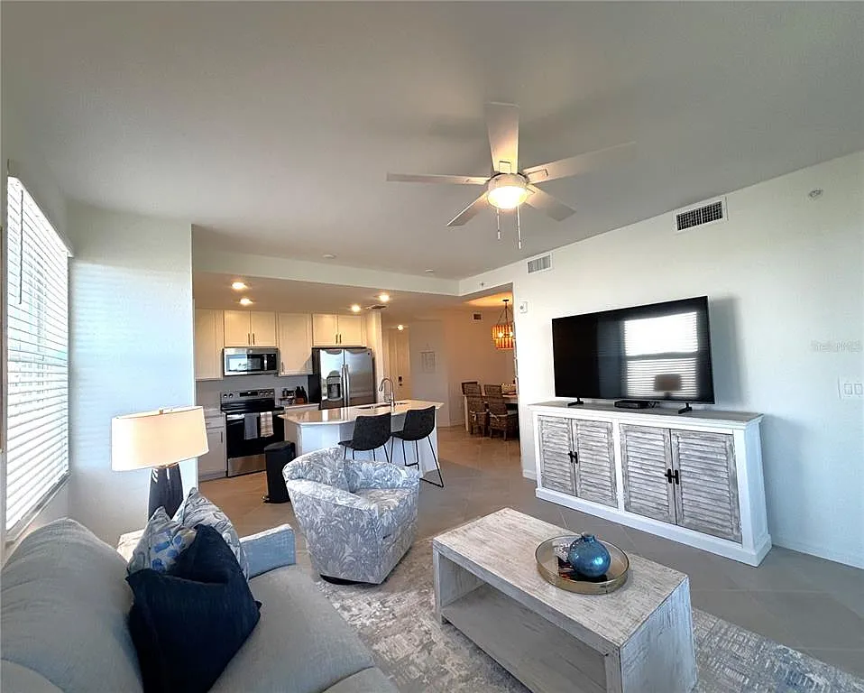 3 bed, 2.0 bath, 1301 sqft, $6,000 — Photo 4