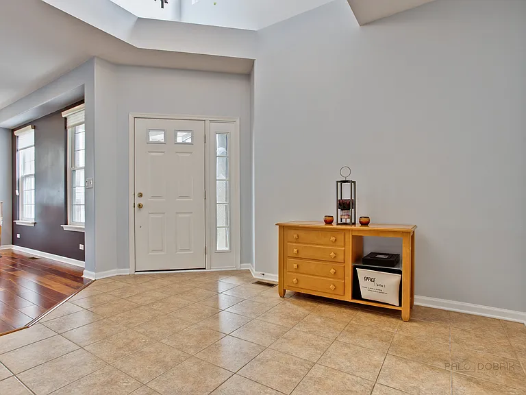 620 Geneva Ct — Photo 2