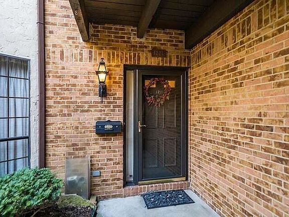 2nd image of 1221 Fountaine Dr