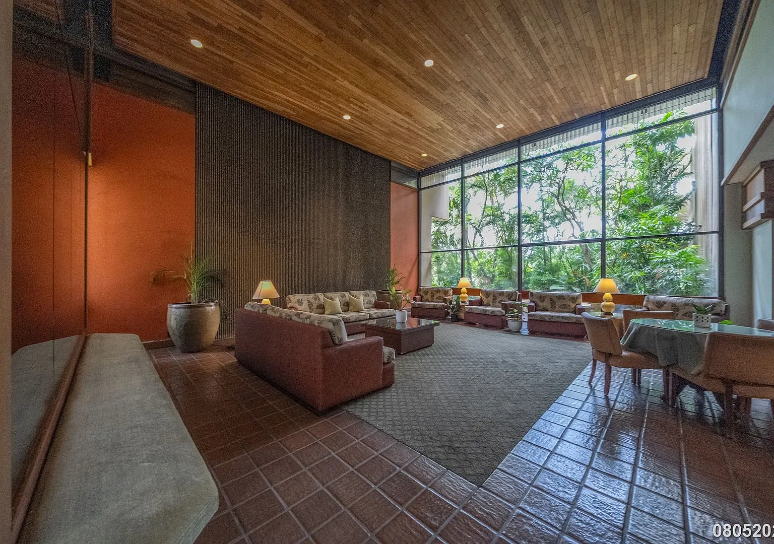 High-Floor 2-Bedroom in Waikiki Diamond Head & Ocean Views, Renovated Bath, In-Unit Laundry — Photo 2
