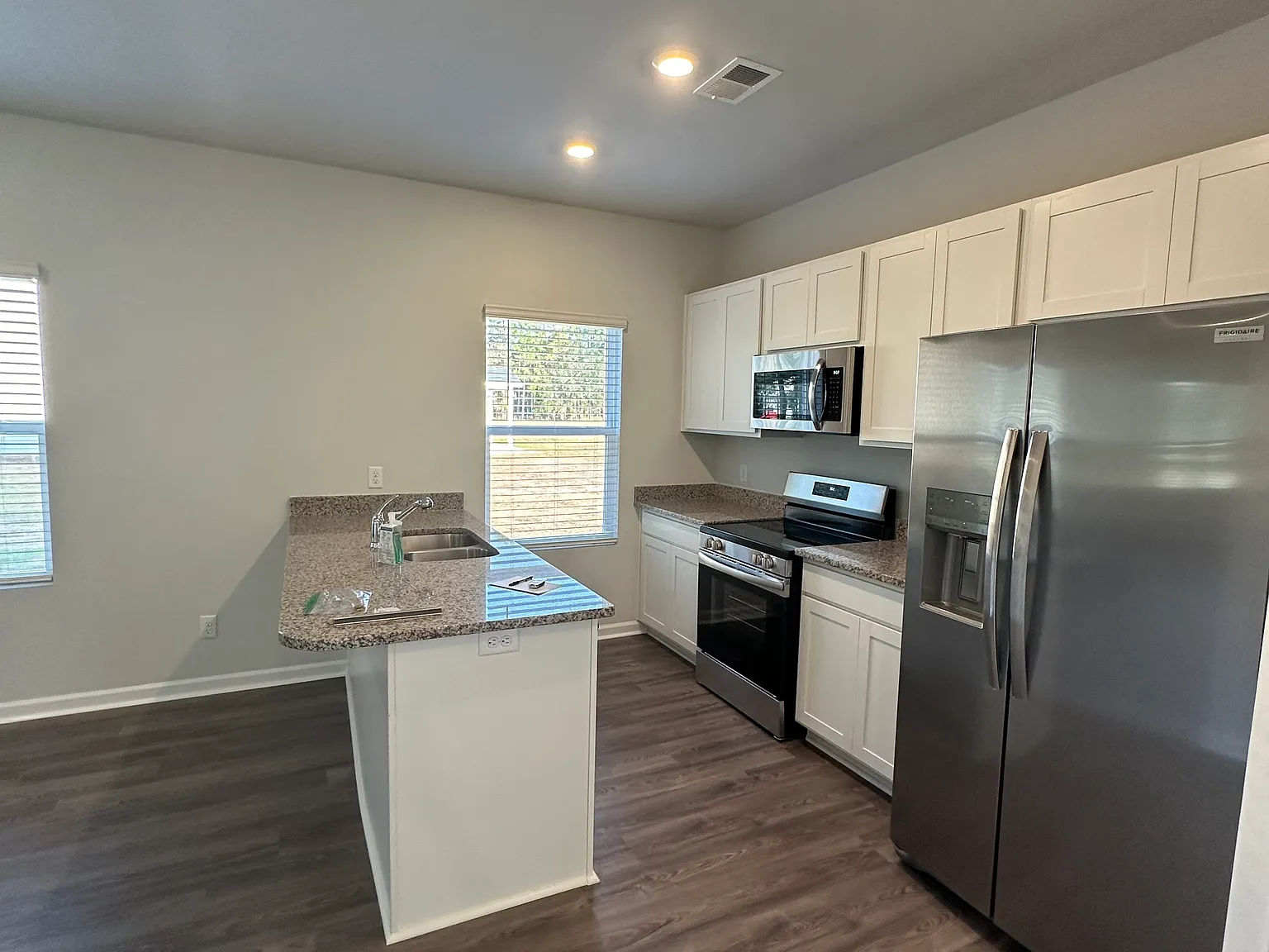 3 bed, 2.5 bath, 1369 sqft, $1,900 — Photo 2