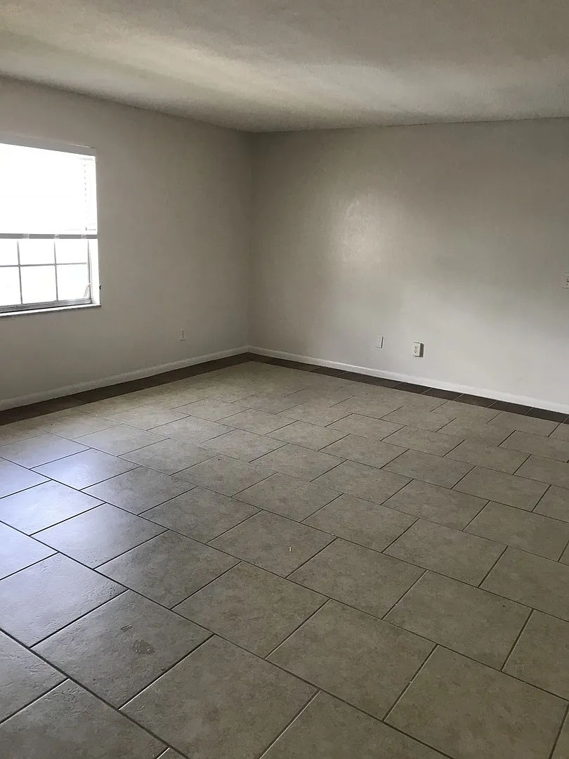1667 W Oak Ridge Road — Photo 3