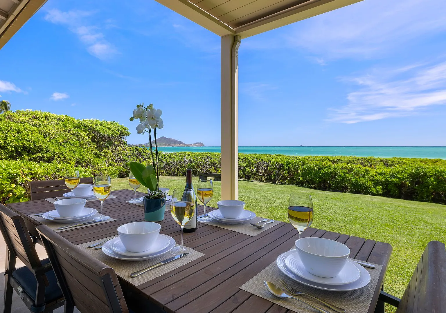Spectacular Newly Updated Beachfront 3 Bedroom + Bonus Room, 3 Bathroom Home with Spa — Photo 2