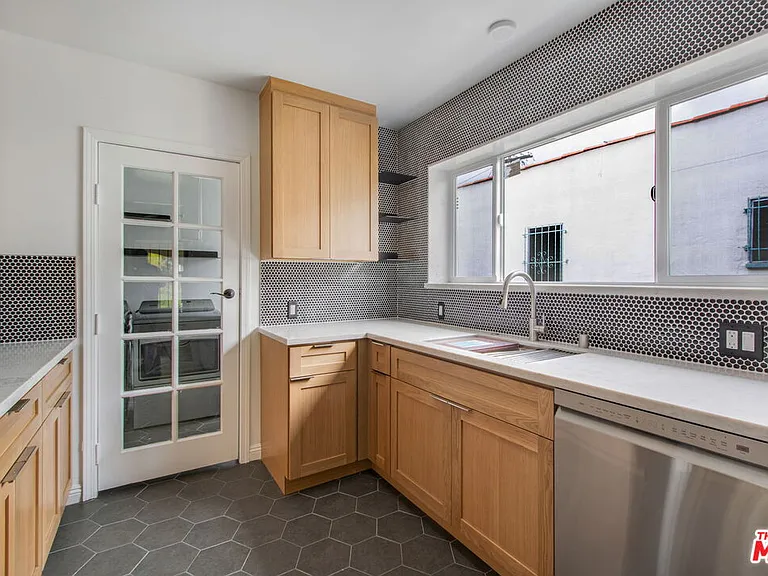 4126 S Bronson Ave — Photo 8