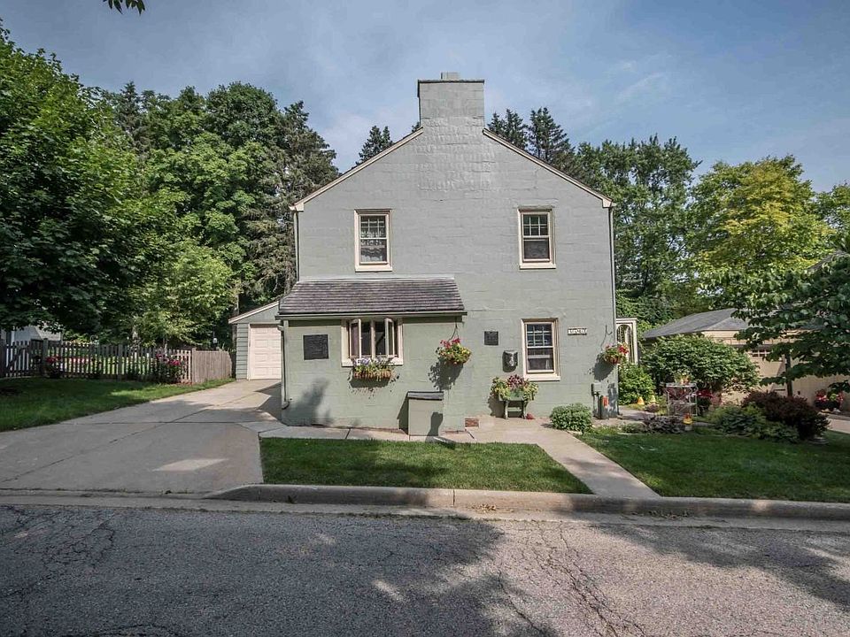 5582 Basswood St, Greendale, WI