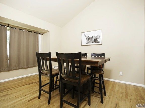 4th image of 10 Marlboro Dr