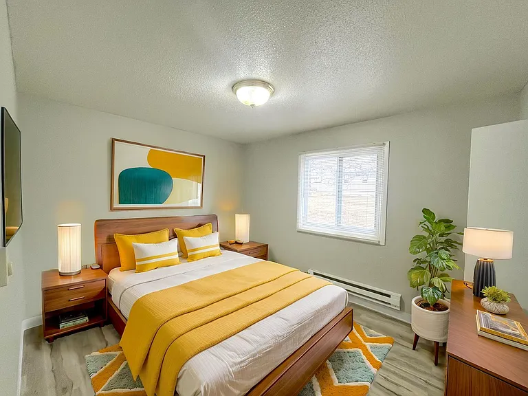 Burbank Village Apartments — Photo 19
