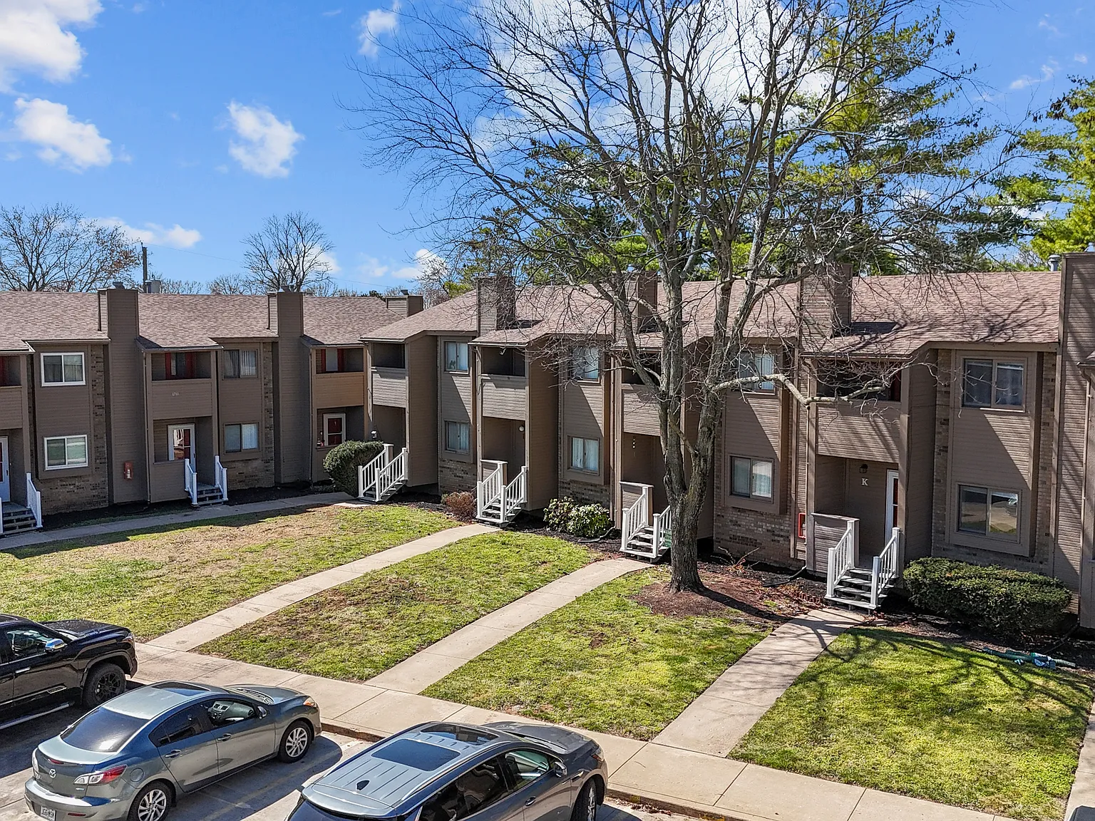 The Grove Townhomes - 1711 E Walnut Lawn St - H — Photo 2