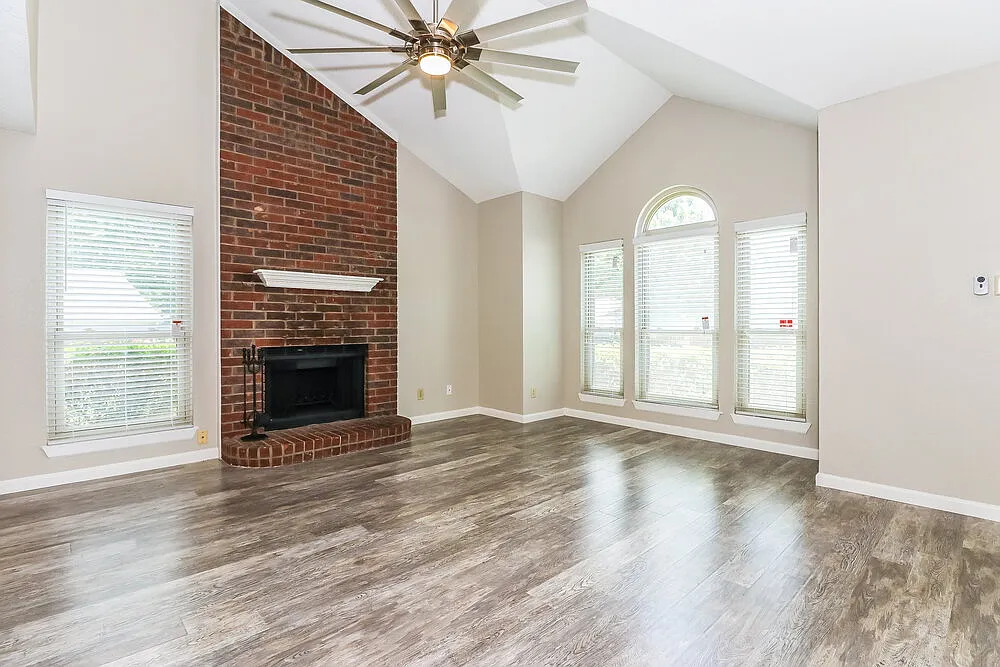 Building Photo - 3645 Fairview Dr