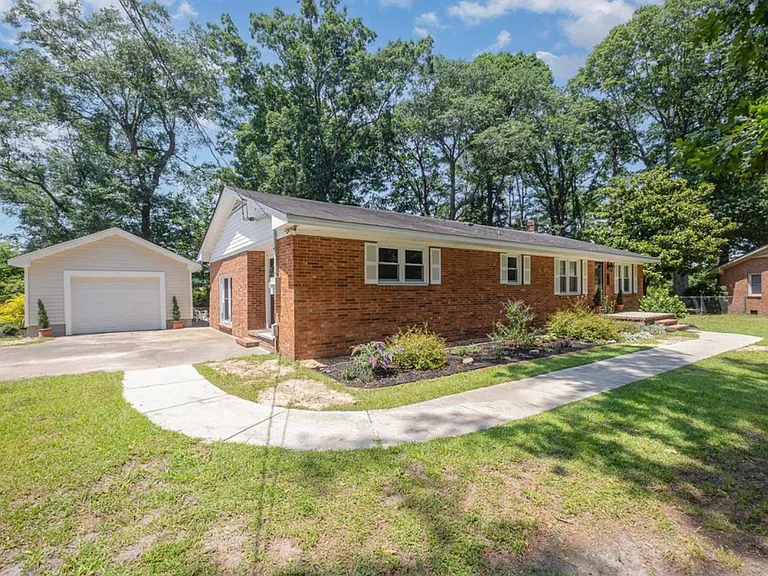 101 Trotwood Dr — Photo 2