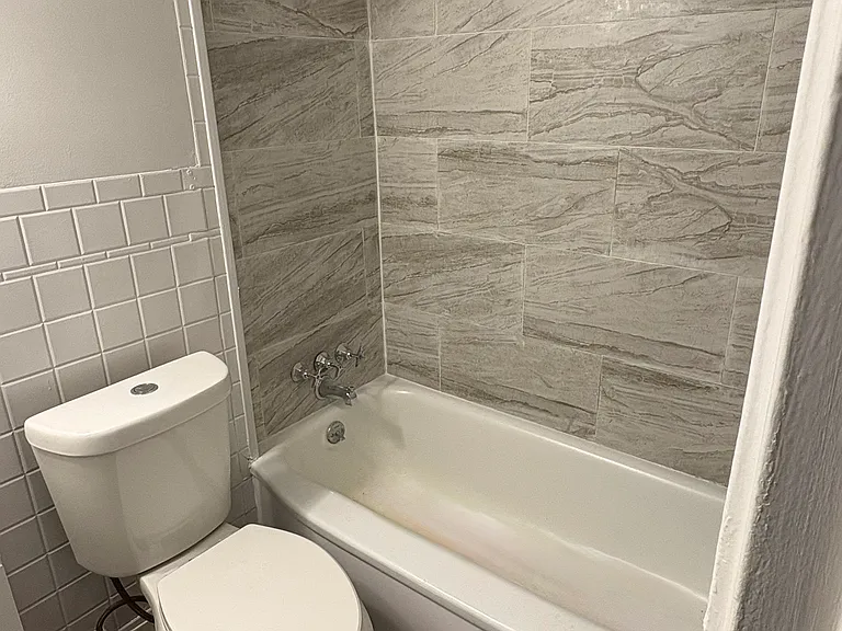 13322 Madison Avenue Apartments — Photo 7
