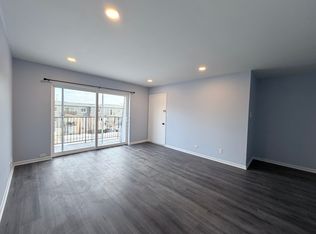 9460 Bay Colony Dr APT 3N, Des Plaines, IL 60016
