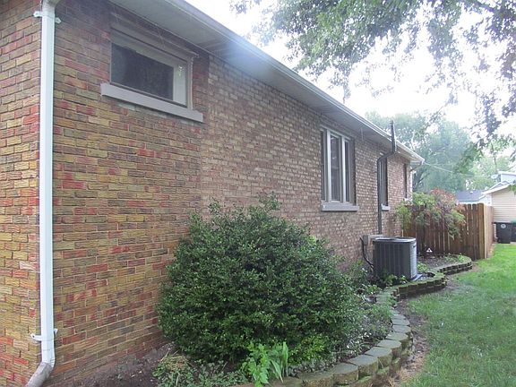 2nd image of 918 W 39th Pl