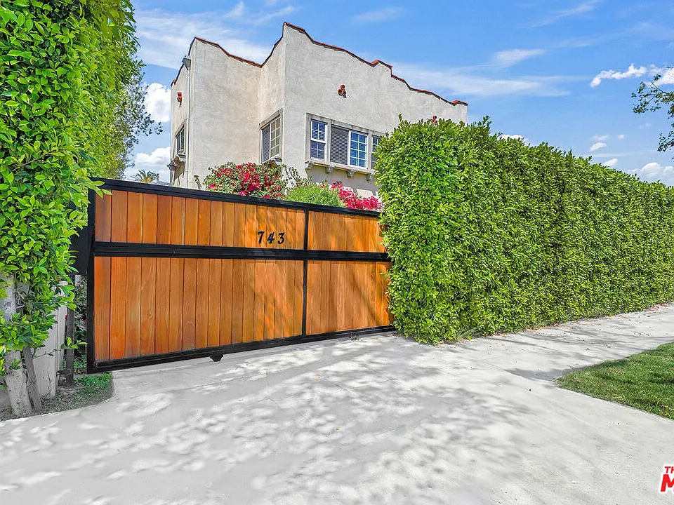 741 N Las Palmas Ave