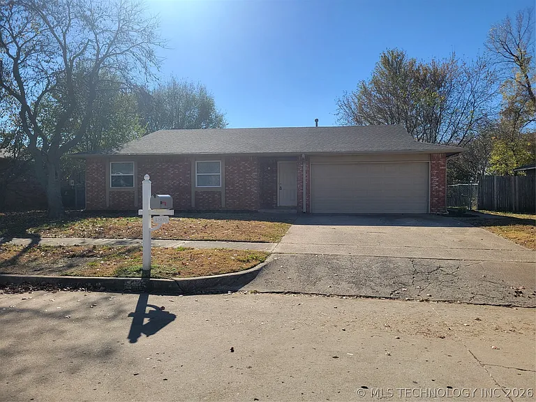 4805 W Charleston St — Photo 1