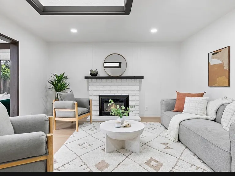 1247 Colleen Way — Photo 4