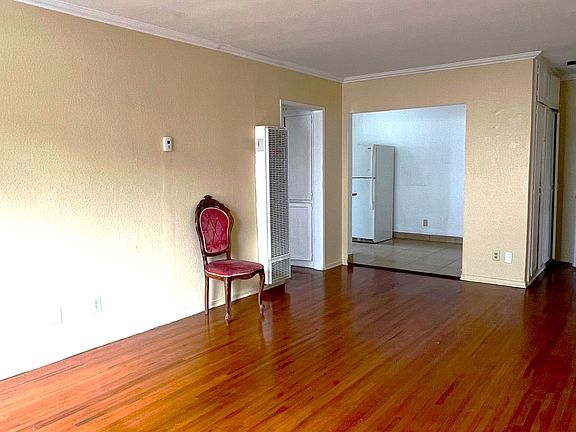 2nd image of 877 N Hoover St #877