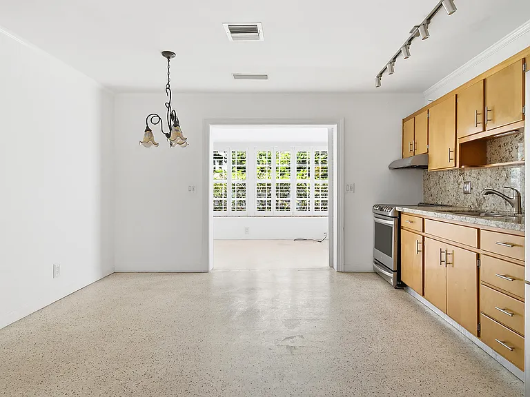 205 Rutland Blvd — Photo 8