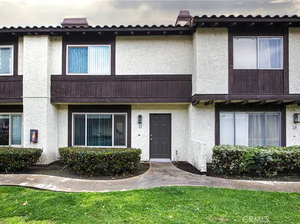 1077 Santo Antonio Dr APT 27, Colton, CA 92324