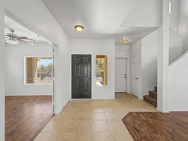 542 E Bartlett Way — Photo 2