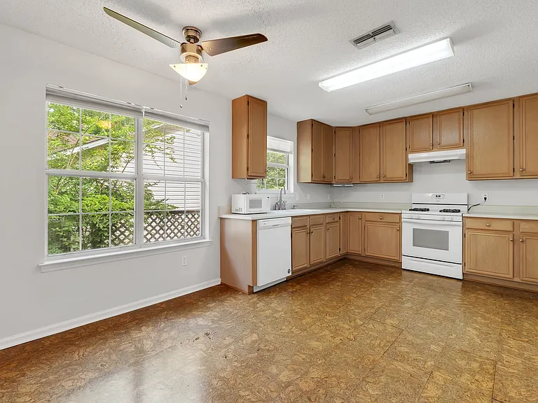 1940 Maymeadow Ln — Photo 4