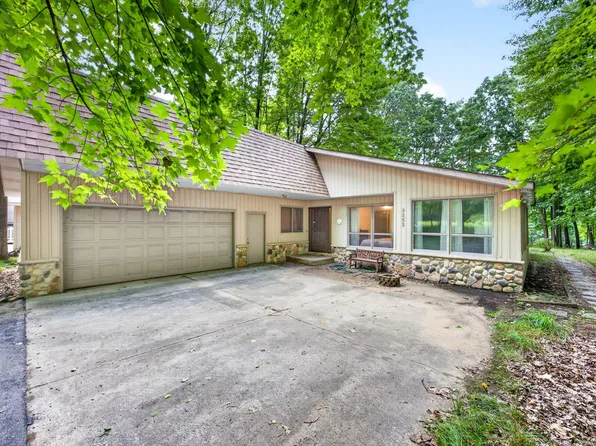 9855 Golf Port Dr N, Stanwood, MI 49346
