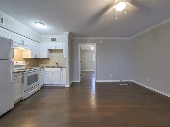 3rd image of 2449 Fort Worth St #206