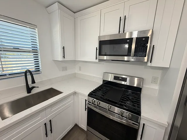 3259 Landis St — Photo 3